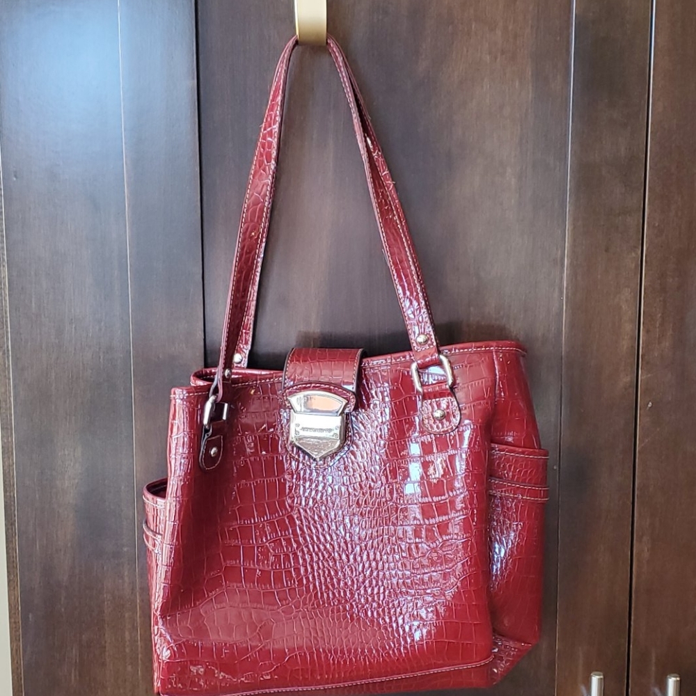Red faux crocodile Liz Claiborne handbag 👜